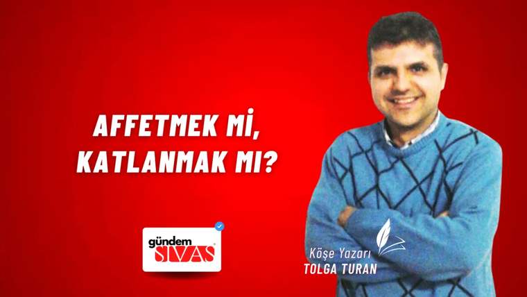 Kırmızı arka planda, mavi kazak giymiş bir kişi gülümseyerek poz veriyor.