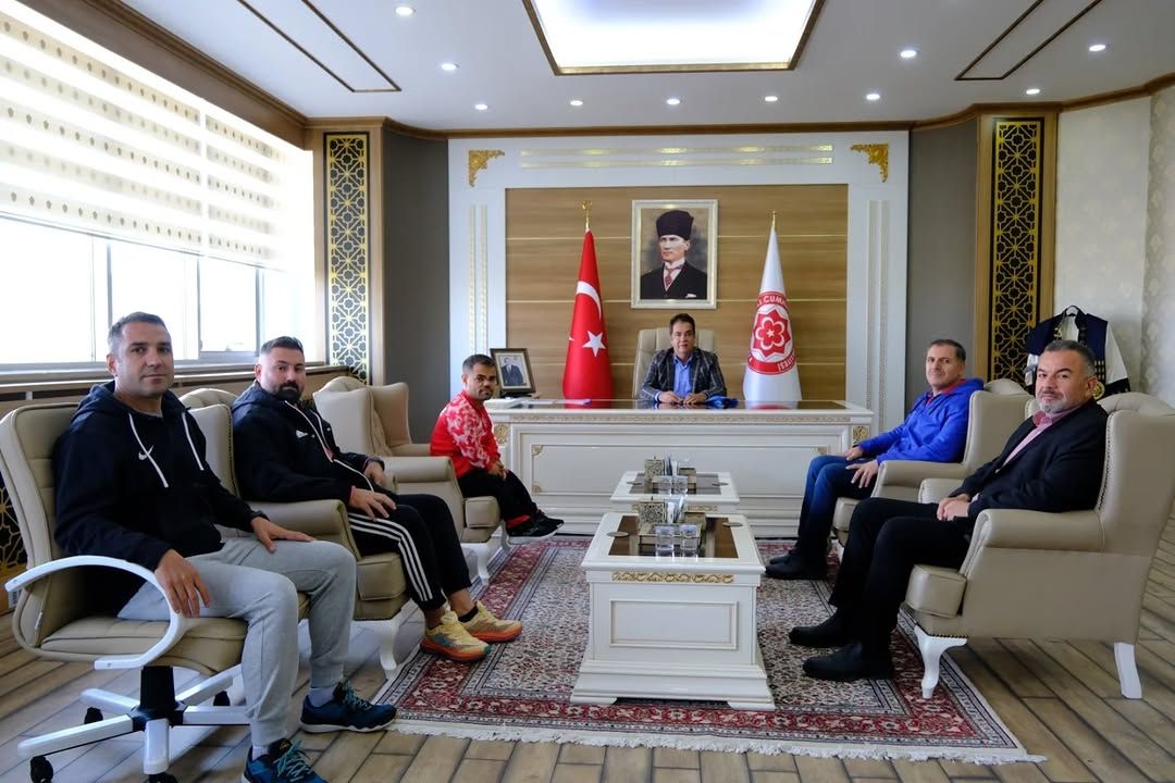 Sivas Cumhuriyet Üniversiteli Halterci Abdullah Kayapınar'dan Dünya Şampiyonluğu Sonrası Anlamlı Ziyaret