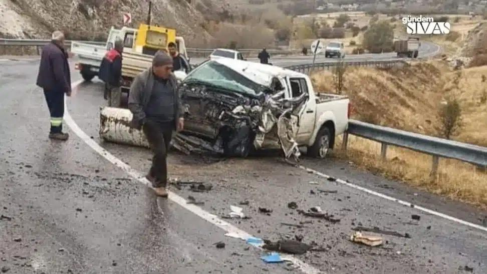 Sivas'ta Pikap ile Tır Çarpıştı