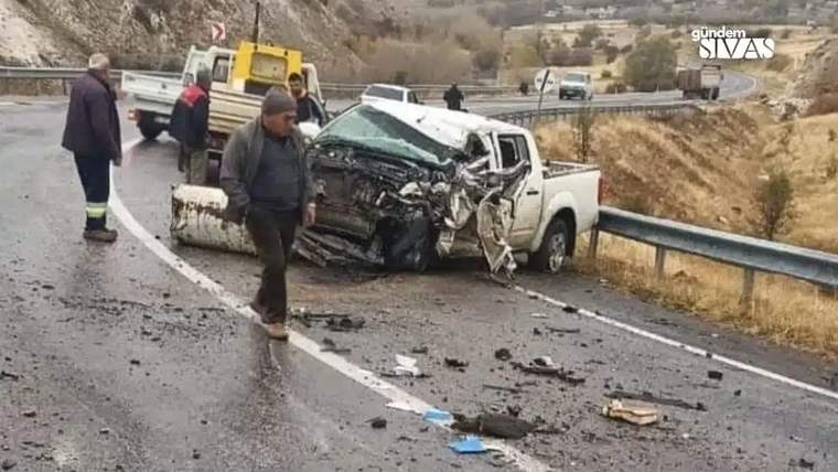 Virajlı yolda ağır hasar gören bir pikap, çevresinde duran kişiler ve yola saçılmış parçalar görülüyor.