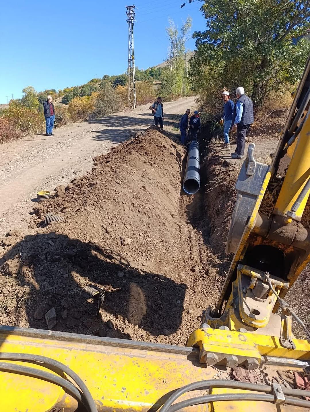 Kekeç Köyü'nde menfez çalışması için açılan toprak kazısı ve boru yerleştirme işlemi.