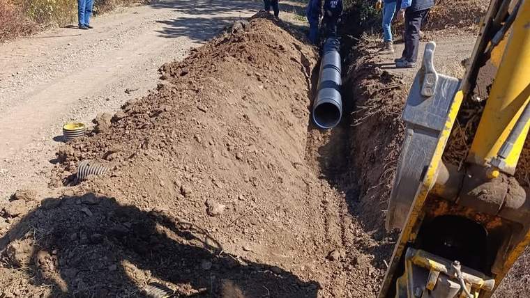 Kekeç Köyü'nde menfez çalışması için açılan toprak kazısı ve boru yerleştirme işlemi.