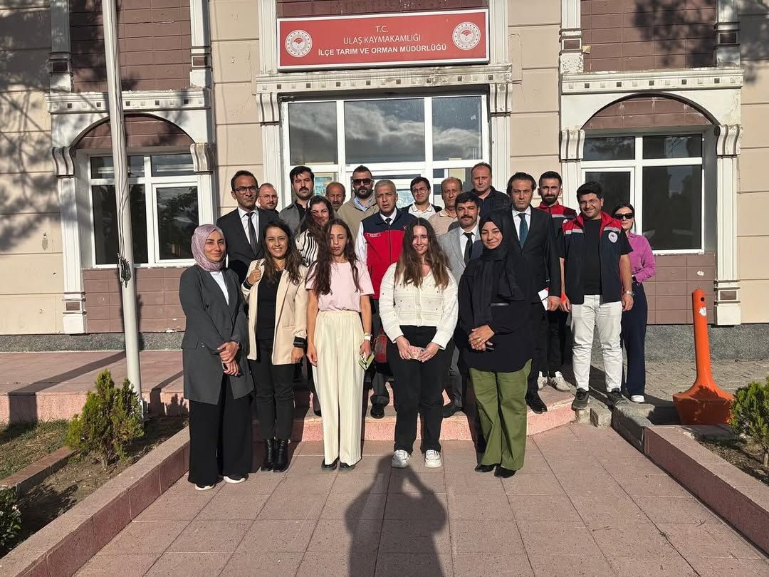 Ulaş İlçe Tarım ve Orman Müdürlüğü önünde bir grup insan poz veriyor.