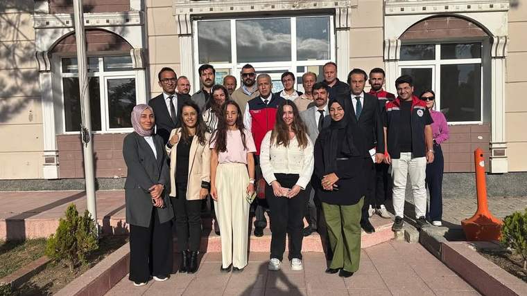 Ulaş İlçe Tarım ve Orman Müdürlüğü önünde bir grup insan poz veriyor.