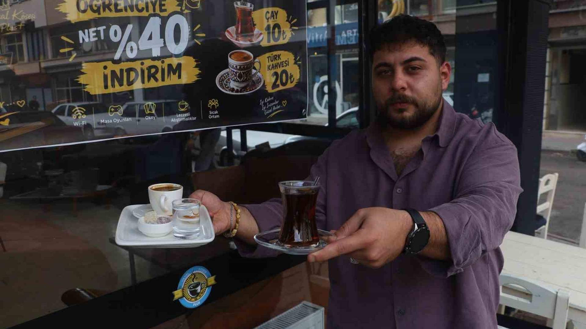 Sivas’ta öğrenci kartını gösteren üniversiteliler, çay ve Türk kahvesini indirimli fiyatlarla tüketiyor.