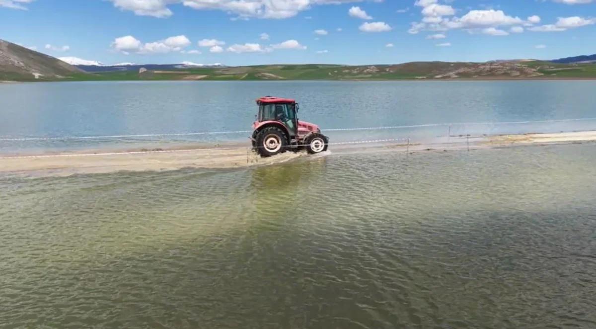 Kar Suları Tarım Arazilerini Yuttu, 30 Haneli Yerleşim Yolunda Ulaşım Durdu