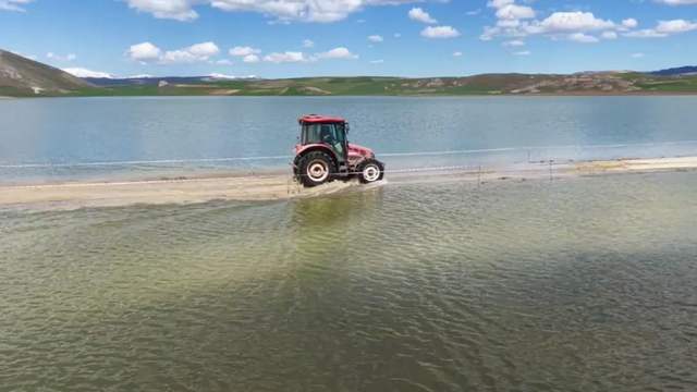 Kar Suları Tarım Arazilerini Yuttu, 30 Haneli Yerleşim Yolunda Ulaşım Durdu