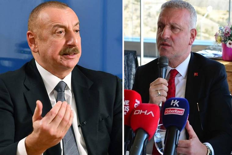 Bölünmüş karede takım elbiseli iki erkek; soldaki elini kaldırıyor, sağdaki mikrofonlar önünde konuşuyor.