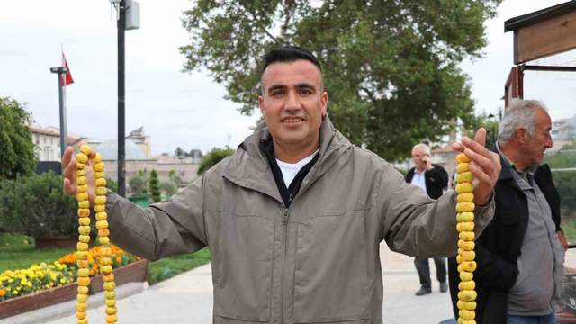 Kışın habercisi olan şifa kaynağı alıç, tezgahlardaki yerini aldı