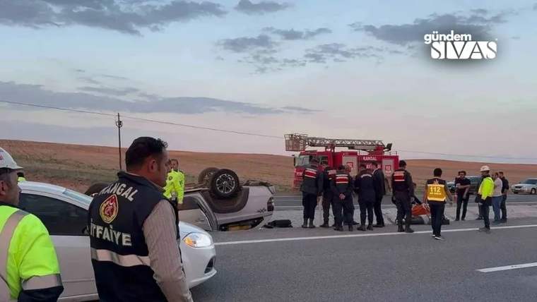 Trafik kazasında devrilen bir araç, çevresinde itfaiye ve sağlık ekipleriyle birlikte duruyor.