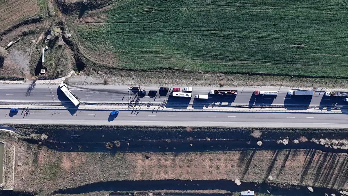Devrilen TIR Yolu Kapattı: Kayseri-Sivas Karayolunda Uzun Araç Kuyruğu Oluştu