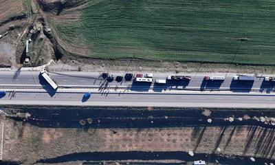Devrilen TIR Yolu Kapattı: Kayseri-Sivas Karayolunda Uzun Araç Kuyruğu Oluştu