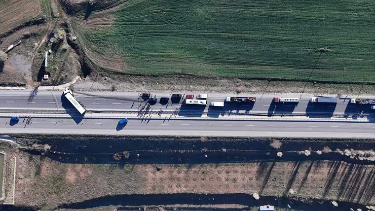 Kayseri-Sivas karayolunda devrilen bir TIR ve arkasında bekleyen araçlar görünmekte.