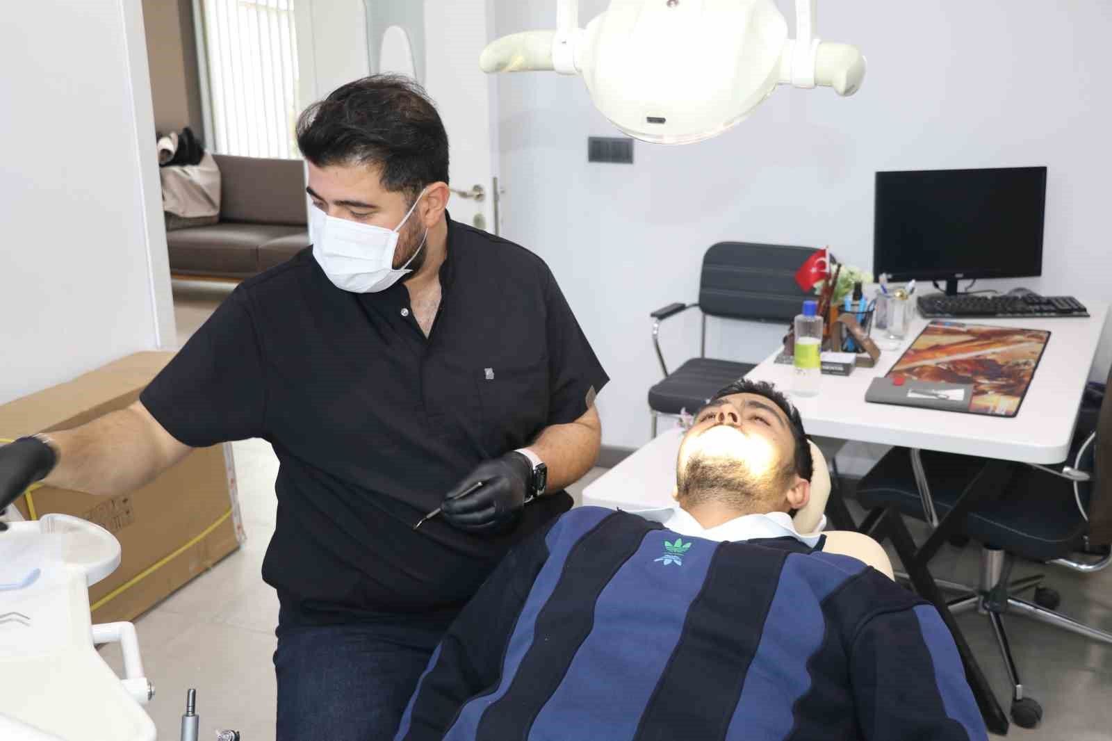Hastaları neden Sivas'taki diş hekimiyle fotoğraf çektiriyor?