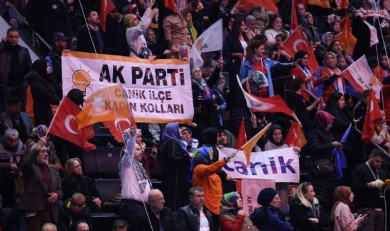 AK Parti ve Canik yazılı pankartlar taşıyan kalabalık, salonda Türk bayrakları ve parti flamaları sallıyor.