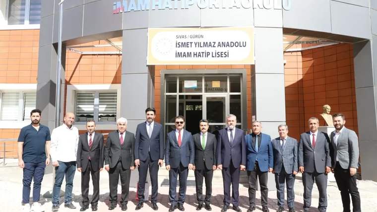 İsmet Yılmaz Anadolu İmam Hatip Lisesi binası önünde, takım elbiseli ve gündelik giyimli bir grup erkek duruyor.