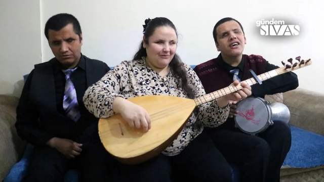 Görme Engelli Kardeşler Neşe Saçıyor
