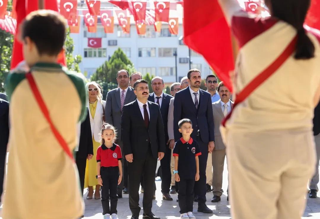Sivas'ta 2025-2026 Eğitim Öğretim Yılı İlköğretim Haftası Coşkuyla Başladı