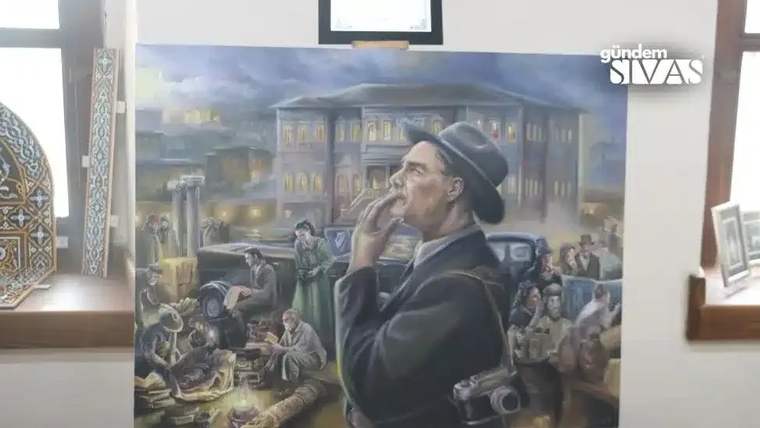 Siyah şapkalı bir adamın önde yer aldığı tabloda, arka planda tarihi bina, insanlar ve eski araçlar görülüyor.