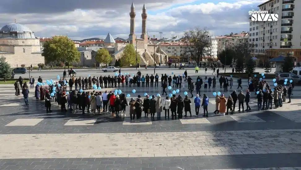 Sivas'ta Mavi Balonları Gökyüzüne Bıraktılar