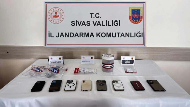 Sivas Valiliği İl Jandarma Komutanlığı tabelası önünde uyuşturucu ile ilgili ele geçirilen malzemeler sergileniyor.