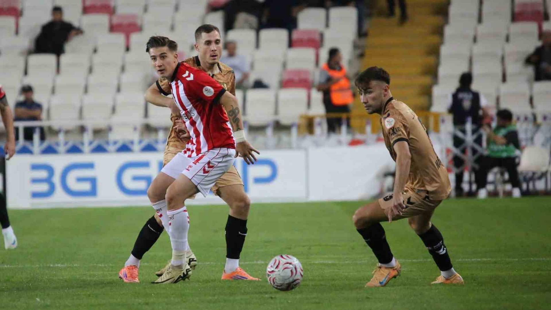 Sivas 4 Eylül Stadı’nda iki farklı geriye düşen Sivasspor, Manaj’ın golleriyle skoru eşitledi.