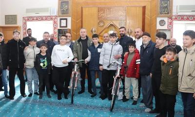Sivas’ta Ara Tatilde Camiye Giden Öğrenciler Ödüllendirildi: 40 Vakit Namaz Projesinde Bisiklet Sevinci
