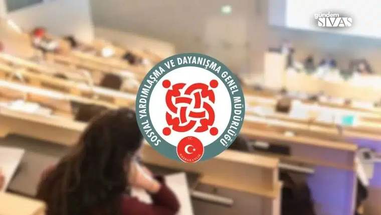 Derslikte oturan bir kişinin önünde, Sosyal Yardımlaşma ve Dayanışma Genel Müdürlüğü logosu yer alıyor.