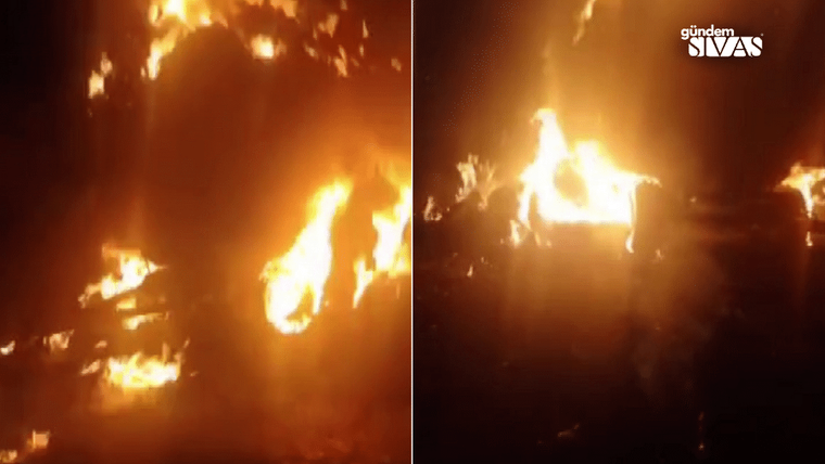 Alevler içinde kalan bir araç, yanmakta ve duman çıkmakta.