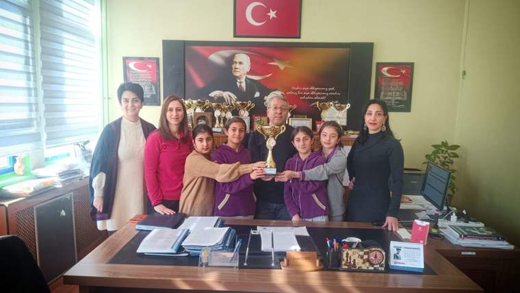 Kars Mihrali Bey Ortaokulu Badminton takımı bölge finallerine gidiyor - Birlik Haber Ajansı
