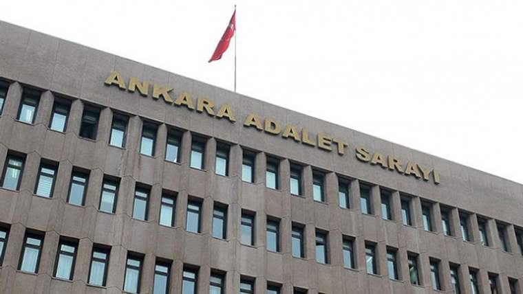 Cephesinde “Ankara Adalet Sarayı” yazısı bulunan adliye binasının üstünde Türk bayrağı dalgalanıyor.