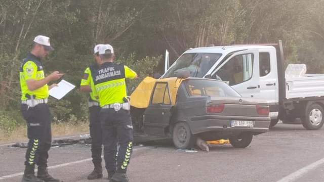Sivas'ta Feci Kaza! Kamyonet ile Otomobil Çarpıştı: 1 Kişi Hayatını Kaybetti