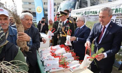 Sivas'ta Cumhuriyet Bayramı Coşkusu: Atatürk Anıtı'na Çelenk Sunumu ve Fidan Dağıtımı