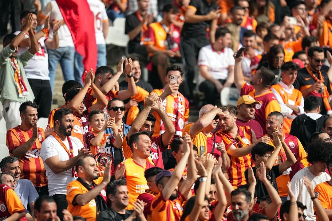Galatasaray Taraftarı, Takımını 'Next Level'a Taşımak İçin Tribünlerde Destan Yazıyor!