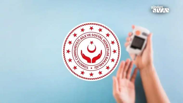 Bir el, glukoz ölçüm cihazını tutarken, arka planda Türkiye Cumhuriyeti Aile ve Sosyal Hizmetler Bakanlığı logosu yer alıyor.