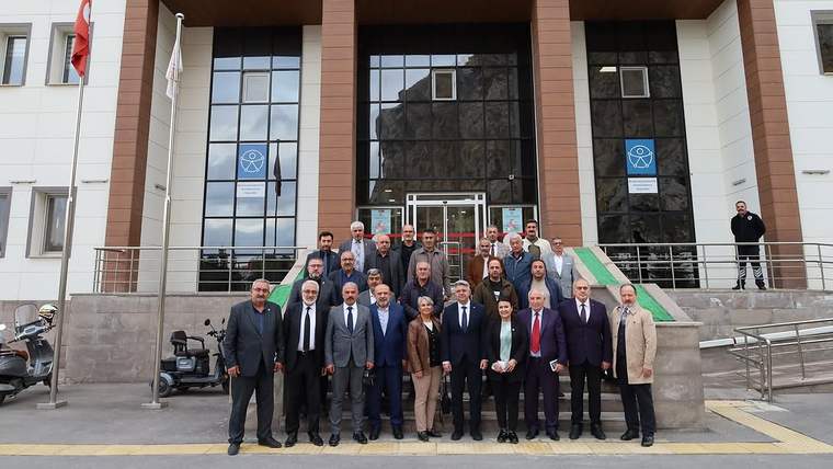 Aile ve Sosyal Hizmetler İl Müdürlüğü binasının önünde, merdivenlerde birlikte duran bir grup kişi