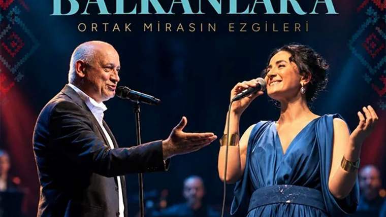 Konser afişinde, mikrofonla şarkı söyleyen kadın ve ona elini uzatan erkek sahnede görülüyor.