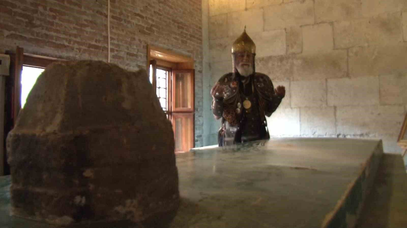 Sivas caddelerinde Sultan Alparslan kıyafetiyle tarih anlattı