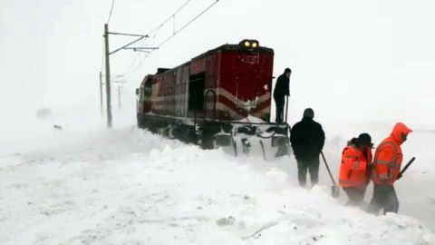 Sivas’ta Son 50 Yılın En Sert Kışı: Kar Ulaşımı Felç Etti, Trenler Küreklerle Yol Aldı