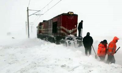 Sivas’ta Son 50 Yılın En Sert Kışı: Kar Ulaşımı Felç Etti, Trenler Küreklerle Yol Aldı