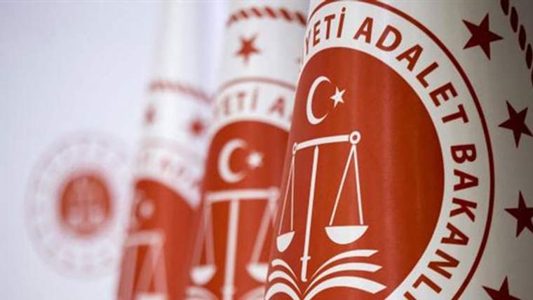 Yan yana duran kırmızı ve beyaz Adalet Bakanlığı amblemlerinde ay yıldız ve terazi simgesi görülüyor.
