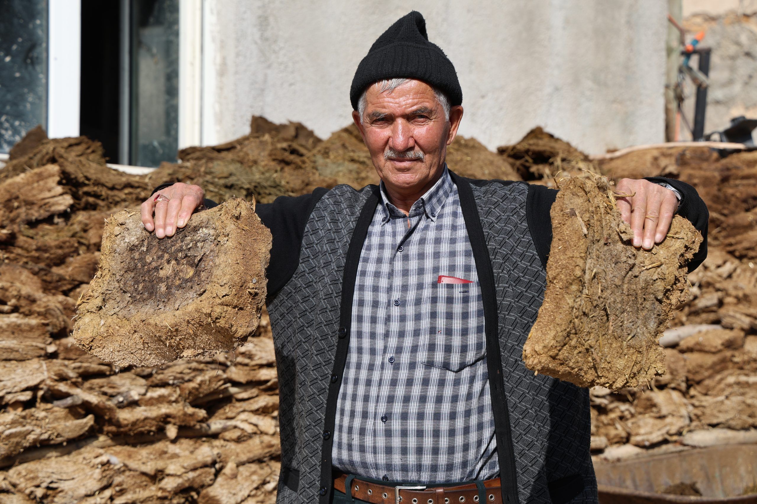Soba delen yakıt geri döndü: Sıfır maliyetli tezek kesimi Sivas’ta başladı