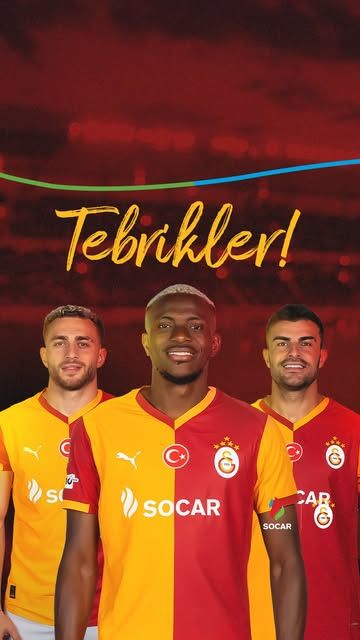 Kırmızı-sarı formalar giyen üç futbolcu, arkalarında “Tebrikler!” yazısıyla birlikte görülüyor.