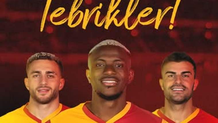 Kırmızı-sarı formalar giyen üç futbolcu, arkalarında “Tebrikler!” yazısıyla birlikte görülüyor.
