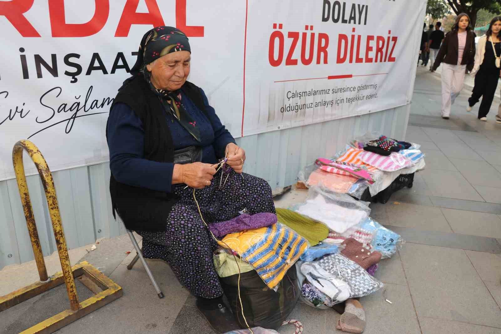 Boyu uzun olduğu için okula gidemedi, Sivas'ta el işiyle yaşıyor