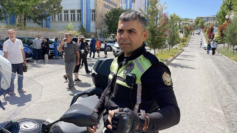 Motorize Polisler YKS Adayını Son Dakikada Sınava Yetiştirdi!