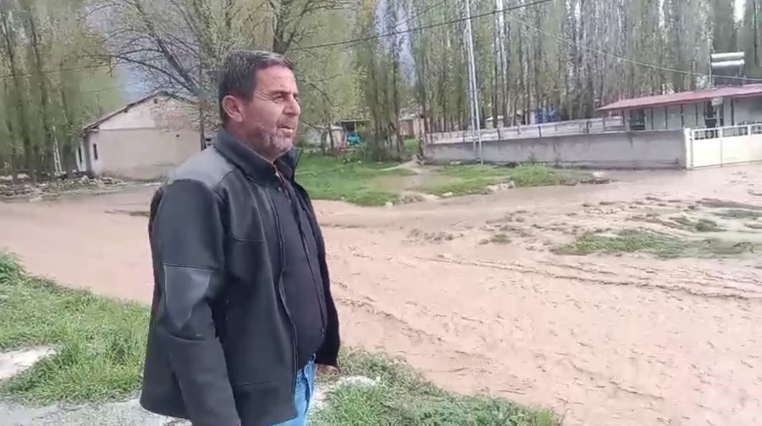 Sivas'ta Dere Taştı: Yanalak Köyünün Sokakları Nehre Döndü!