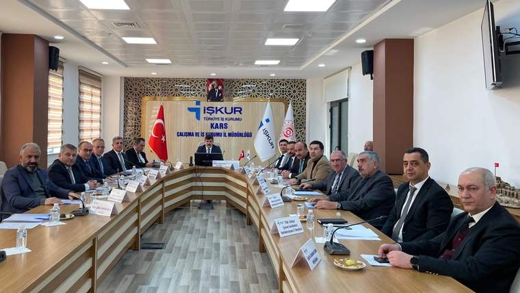 Toplantı masasında oturan katılımcılar, arka planda İŞKUR logosu ve Türk bayrağı görünmekte.