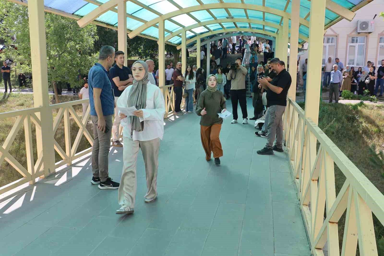 “İçim rahat etmedi” diyen anne, kızının sınavına hastaneden geldi
