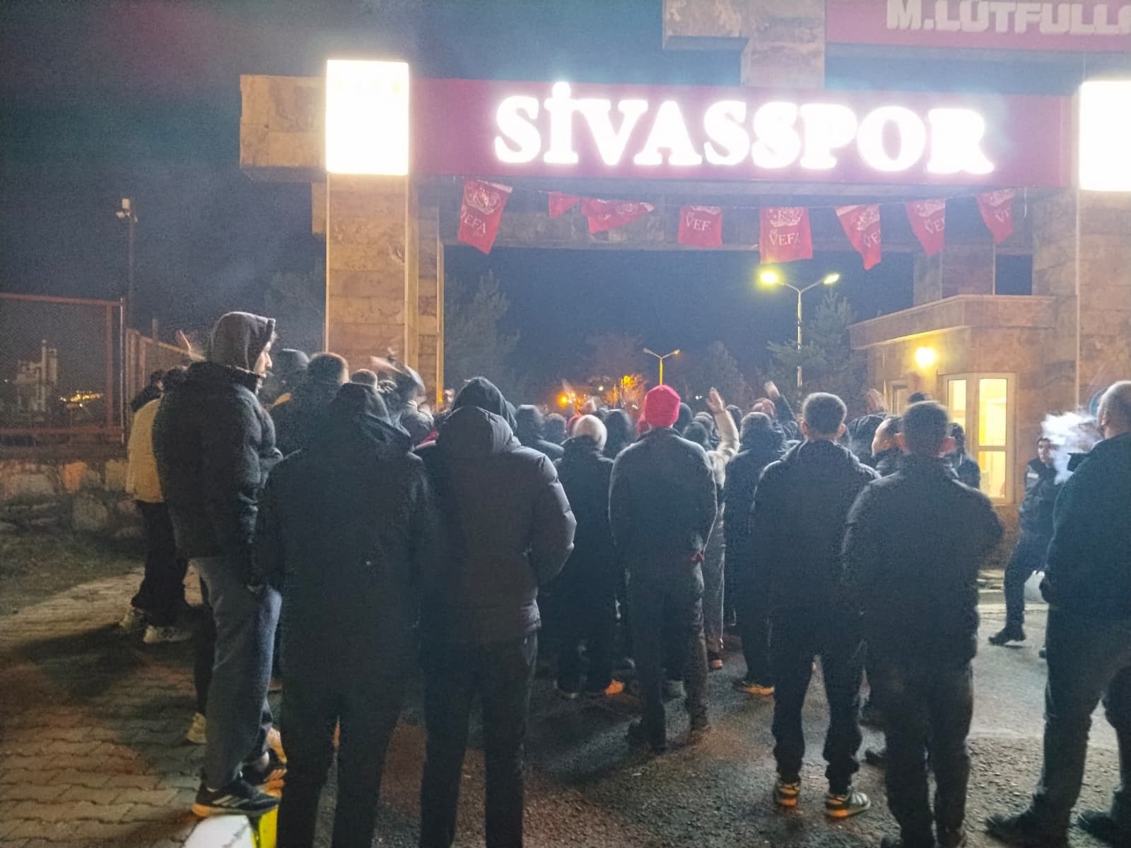 Sivasspor’da Son Dakika Şoku: Adana Demirspor Beraberliği Sonrası Tesisler Önünde Protesto